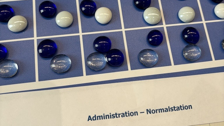 Administration an der Normalstation – Nahaufnahme des Friday-Night-Planspiels